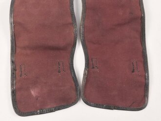 Paar rotbraune Gamaschen, sehr ähnlich dem Modell der frühen Wehrmacht, die Farbe erinnert an Ausrüstung der kaiserlichen Marine. Ungereinigt