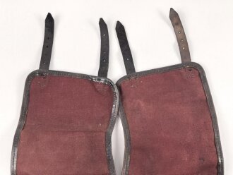 Paar rotbraune Gamaschen, sehr ähnlich dem Modell der frühen Wehrmacht, die Farbe erinnert an Ausrüstung der kaiserlichen Marine. Ungereinigt