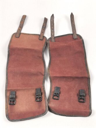 Paar rotbraune Gamaschen, sehr ähnlich dem Modell der frühen Wehrmacht, die Farbe erinnert an Ausrüstung der kaiserlichen Marine. Ungereinigt