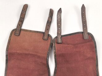 Paar rotbraune Gamaschen, sehr ähnlich dem Modell der frühen Wehrmacht, die Farbe erinnert an Ausrüstung der kaiserlichen Marine. Ungereinigt