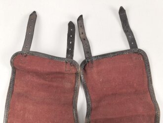 Paar rotbraune Gamaschen, sehr ähnlich dem Modell der frühen Wehrmacht, die Farbe erinnert an Ausrüstung der kaiserlichen Marine. Ungereinigt