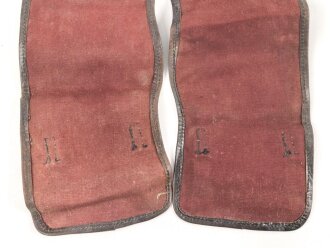 Paar rotbraune Gamaschen, sehr ähnlich dem Modell der frühen Wehrmacht, die Farbe erinnert an Ausrüstung der kaiserlichen Marine. Ungereinigt