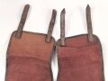 Paar rotbraune Gamaschen, sehr ähnlich dem Modell der frühen Wehrmacht, die Farbe erinnert an Ausrüstung der kaiserlichen Marine. Ungereinigt