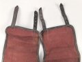 Paar rotbraune Gamaschen, sehr ähnlich dem Modell der frühen Wehrmacht, die Farbe erinnert an Ausrüstung der kaiserlichen Marine. Ungereinigt