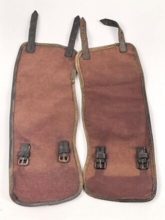 Paar rotbraune Gamaschen, sehr ähnlich dem Modell der frühen Wehrmacht, die Farbe erinnert an Ausrüstung der kaiserlichen Marine. Ungereinigt
