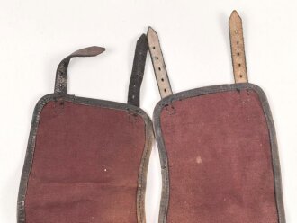 Paar rotbraune Gamaschen, sehr ähnlich dem Modell der frühen Wehrmacht, die Farbe erinnert an Ausrüstung der kaiserlichen Marine. Ungereinigt