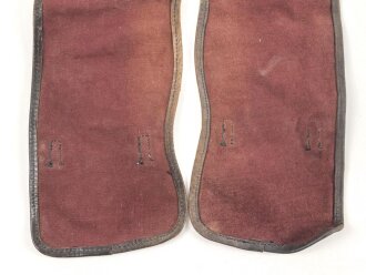 Paar rotbraune Gamaschen, sehr ähnlich dem Modell der frühen Wehrmacht, die Farbe erinnert an Ausrüstung der kaiserlichen Marine. Ungereinigt