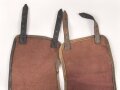 Paar rotbraune Gamaschen, sehr ähnlich dem Modell der frühen Wehrmacht, die Farbe erinnert an Ausrüstung der kaiserlichen Marine. Ungereinigt