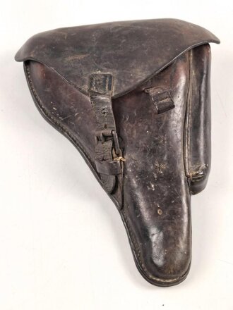 Koffertasche für die Pistole P08. Unfertige Restauration, das Schlüsselfach fehlt. Ungestempelt, ich gehe aufgrund der Dornschnalle von einer Fertigung aus der Zeit des 1. Weltkrieg aus.