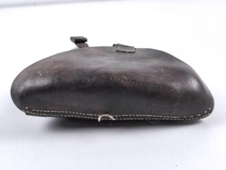 Koffertasche für die Pistole P08. Unfertige Restauration, das Schlüsselfach fehlt. Ungestempelt, ich gehe aufgrund der Dornschnalle von einer Fertigung aus der Zeit des 1. Weltkrieg aus.