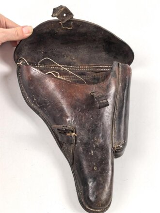 Koffertasche für die Pistole P08. Unfertige Restauration, das Schlüsselfach fehlt. Ungestempelt, ich gehe aufgrund der Dornschnalle von einer Fertigung aus der Zeit des 1. Weltkrieg aus.