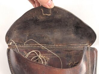 Koffertasche für die Pistole P08. Unfertige Restauration, das Schlüsselfach fehlt. Ungestempelt, ich gehe aufgrund der Dornschnalle von einer Fertigung aus der Zeit des 1. Weltkrieg aus.