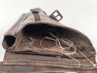 Koffertasche für die Pistole P08. Unfertige Restauration, das Schlüsselfach fehlt. Ungestempelt, ich gehe aufgrund der Dornschnalle von einer Fertigung aus der Zeit des 1. Weltkrieg aus.
