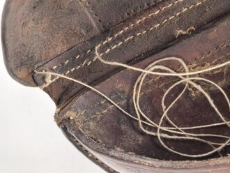 Koffertasche für die Pistole P08. Unfertige Restauration, das Schlüsselfach fehlt. Ungestempelt, ich gehe aufgrund der Dornschnalle von einer Fertigung aus der Zeit des 1. Weltkrieg aus.