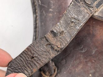 Koffertasche für die Pistole P08. Unfertige Restauration, das Schlüsselfach fehlt. Ungestempelt, ich gehe aufgrund der Dornschnalle von einer Fertigung aus der Zeit des 1. Weltkrieg aus.