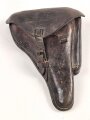 Koffertasche für die Pistole P08. Unfertige Restauration, das Schlüsselfach fehlt. Ungestempelt, ich gehe aufgrund der Dornschnalle von einer Fertigung aus der Zeit des 1. Weltkrieg aus.