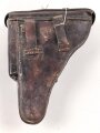 Koffertasche für die Pistole P08. Unfertige Restauration, das Schlüsselfach fehlt. Ungestempelt, ich gehe aufgrund der Dornschnalle von einer Fertigung aus der Zeit des 1. Weltkrieg aus.