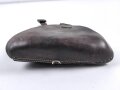 Koffertasche für die Pistole P08. Unfertige Restauration, das Schlüsselfach fehlt. Ungestempelt, ich gehe aufgrund der Dornschnalle von einer Fertigung aus der Zeit des 1. Weltkrieg aus.
