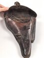 Koffertasche für die Pistole P08. Unfertige Restauration, das Schlüsselfach fehlt. Ungestempelt, ich gehe aufgrund der Dornschnalle von einer Fertigung aus der Zeit des 1. Weltkrieg aus.