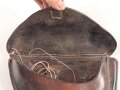 Koffertasche für die Pistole P08. Unfertige Restauration, das Schlüsselfach fehlt. Ungestempelt, ich gehe aufgrund der Dornschnalle von einer Fertigung aus der Zeit des 1. Weltkrieg aus.