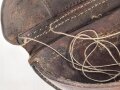 Koffertasche für die Pistole P08. Unfertige Restauration, das Schlüsselfach fehlt. Ungestempelt, ich gehe aufgrund der Dornschnalle von einer Fertigung aus der Zeit des 1. Weltkrieg aus.