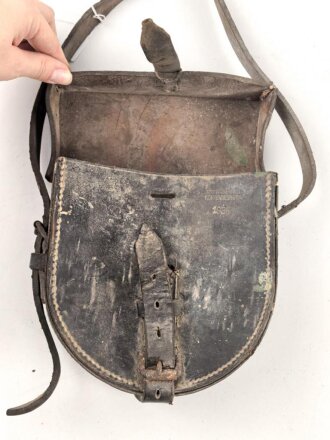 Ledertasche Reichswehr datiert 1935. Ungereinigtes Stück, Deckelbreite 16,5cm