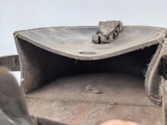 Ledertasche Reichswehr datiert 1935. Ungereinigtes Stück, Deckelbreite 16,5cm