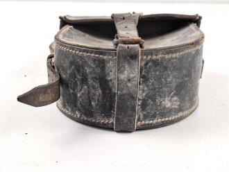 Ledertasche Reichswehr datiert 1935. Ungereinigtes Stück, Deckelbreite 16,5cm