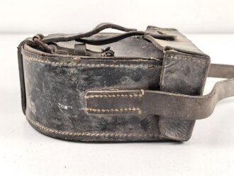 Ledertasche Reichswehr datiert 1935. Ungereinigtes Stück, Deckelbreite 16,5cm