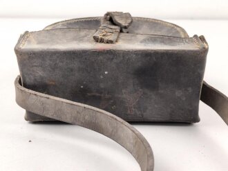 Ledertasche Reichswehr datiert 1935. Ungereinigtes Stück, Deckelbreite 16,5cm