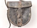 Ledertasche Reichswehr datiert 1935. Ungereinigtes Stück, Deckelbreite 16,5cm