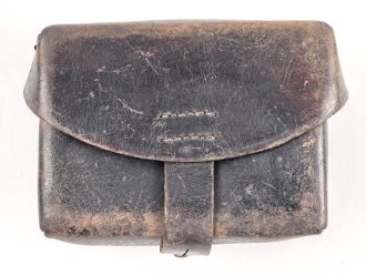 Koppeltasche aus geschwärztem Leder, Maße etwa 11 x 15 x 6cm