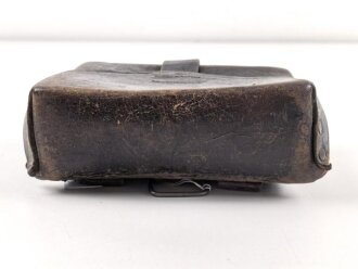 Koppeltasche aus geschwärztem Leder, Maße etwa 11 x 15 x 6cm