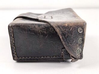 Koppeltasche aus geschwärztem Leder, Maße etwa 11 x 15 x 6cm