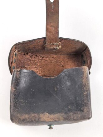 Koppeltasche aus geschwärztem Leder, Maße etwa 11 x 15 x 6cm