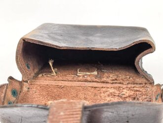 Koppeltasche aus geschwärztem Leder, Maße etwa 11 x 15 x 6cm