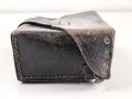 Koppeltasche aus geschwärztem Leder, Maße etwa 11 x 15 x 6cm