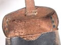 Koppeltasche aus geschwärztem Leder, Maße etwa 11 x 15 x 6cm