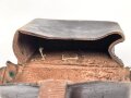 Koppeltasche aus geschwärztem Leder, Maße etwa 11 x 15 x 6cm