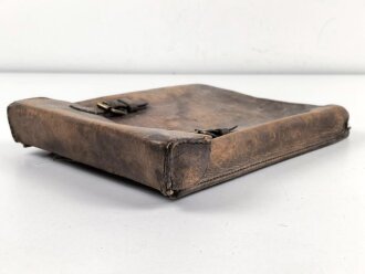 Ledertasche mit Buntmetallbeschlägen. Maße etwa 23 x 30 x 4,5cm.