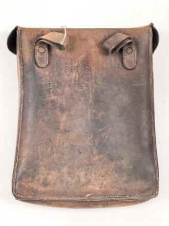 Ledertasche mit Buntmetallbeschlägen. Maße etwa 23 x 30 x 4,5cm.