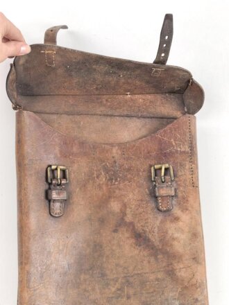 Ledertasche mit Buntmetallbeschlägen. Maße etwa 23 x 30 x 4,5cm.