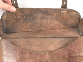 Ledertasche mit Buntmetallbeschlägen. Maße etwa 23 x 30 x 4,5cm.