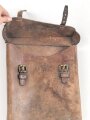 Ledertasche mit Buntmetallbeschlägen. Maße etwa 23 x 30 x 4,5cm.