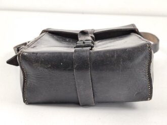 Ledertasche Reichswehr oder Wehrmacht, keine Markierungen. Ungereinigtes Stück, Maße etwa 17 x 20 x 8cm
