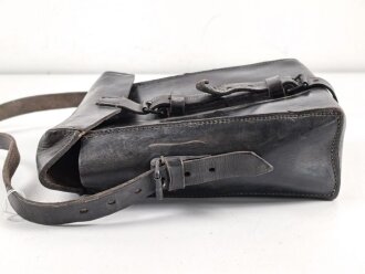 Ledertasche Reichswehr oder Wehrmacht, keine Markierungen. Ungereinigtes Stück, Maße etwa 17 x 20 x 8cm