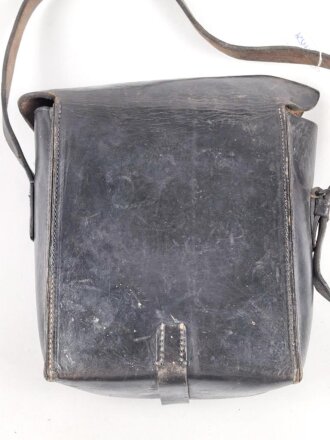 Ledertasche Reichswehr oder Wehrmacht, keine Markierungen. Ungereinigtes Stück, Maße etwa 17 x 20 x 8cm