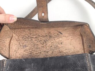 Ledertasche Reichswehr oder Wehrmacht, keine Markierungen. Ungereinigtes Stück, Maße etwa 17 x 20 x 8cm