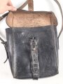 Ledertasche Reichswehr oder Wehrmacht, keine Markierungen. Ungereinigtes Stück, Maße etwa 17 x 20 x 8cm