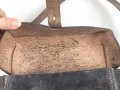 Ledertasche Reichswehr oder Wehrmacht, keine Markierungen. Ungereinigtes Stück, Maße etwa 17 x 20 x 8cm